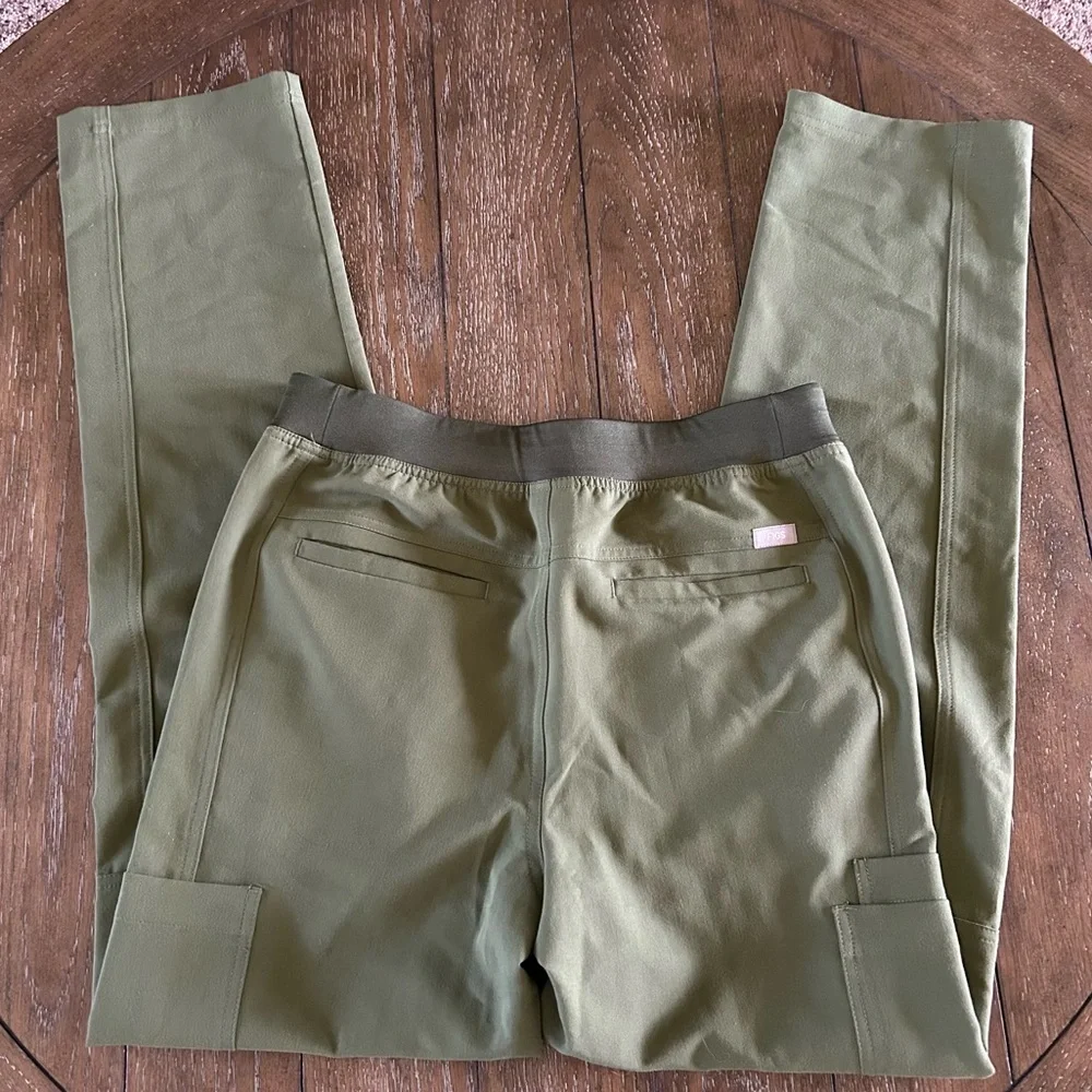 NWT Figs Axim 2.0 Cargo Scrub Pants in Dark Olive Green Size X-Small
